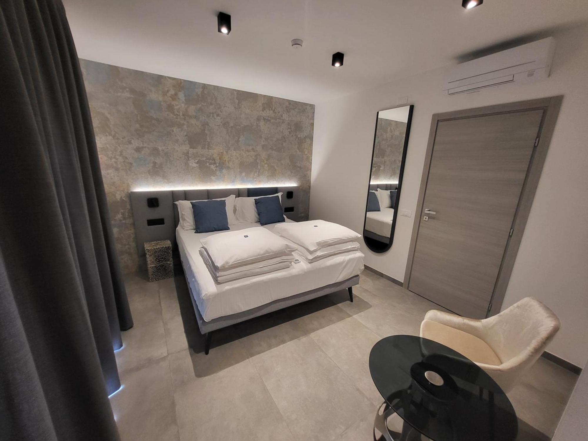 Attilio High Living Suites - Adults Only Torri Del Benaco Δωμάτιο φωτογραφία