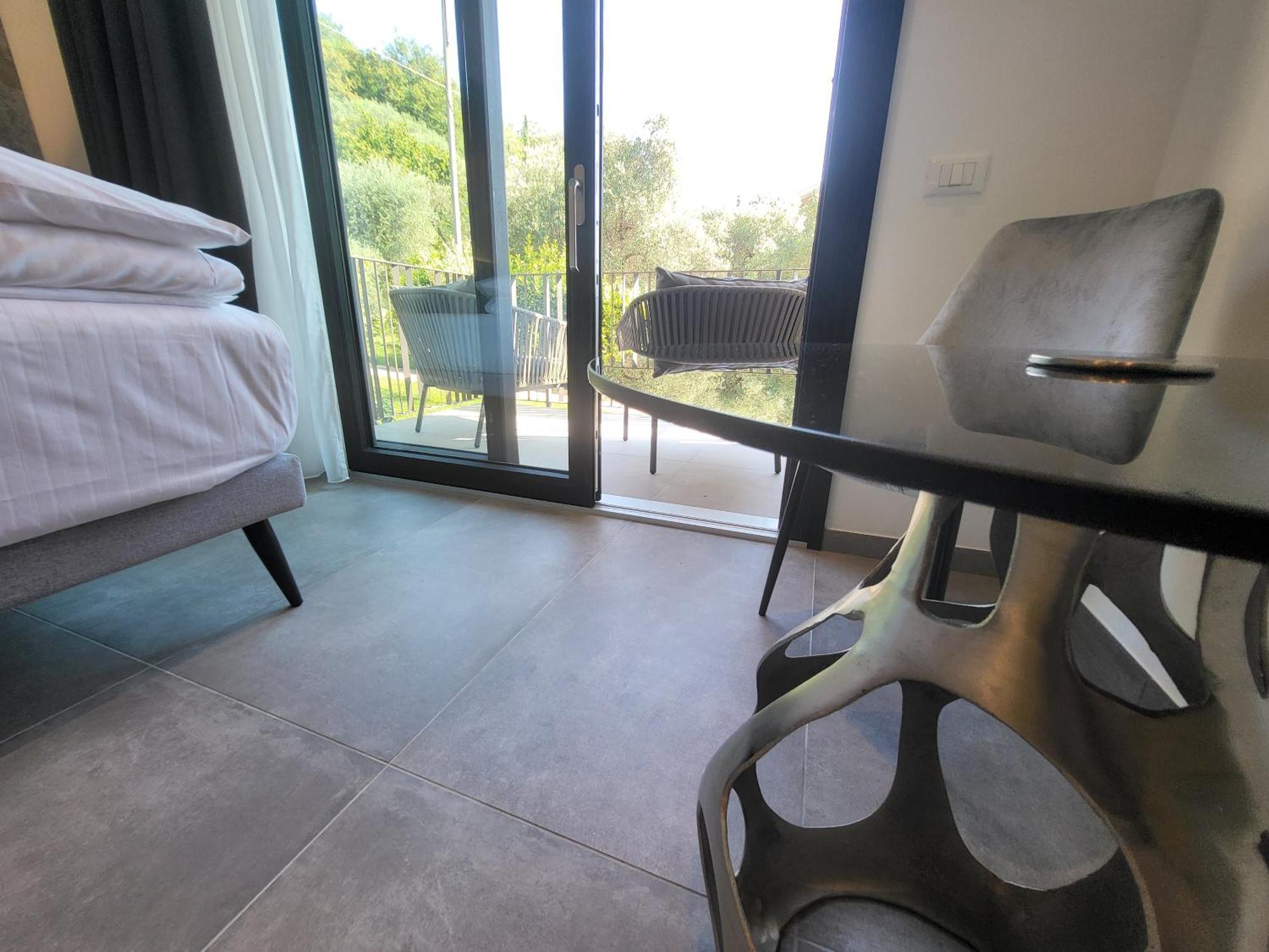 Attilio High Living Suites - Adults Only Torri Del Benaco Δωμάτιο φωτογραφία